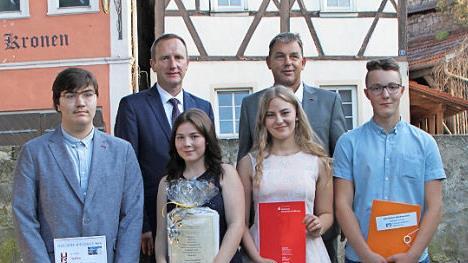 Unter den Schulbesten beim qualifizierenden Mittelschulabschluss (vordere Reihe von links): Tim Ritter, Evelin Janzen, Julia Ternowez und Sebastian Klarmann mit Bürgermeister Michael Ziegler und Rektor Raimund Willert (hintere Reihe von links)  Fotos: Günther Geiling
