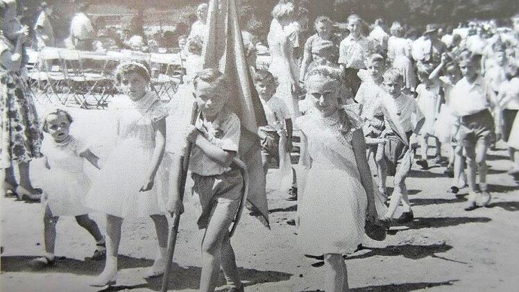 Bilder vom Kinderfestumzug 1956 Fotos: Repro Stadtarchiv Neustadt