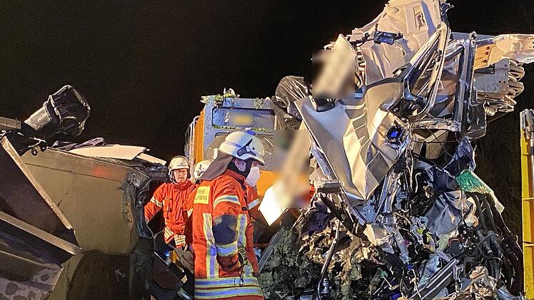 Unfall auf A9 bei Allersberg: Lkw kracht in Pannenfahrzeug - zwei Menschen sterben