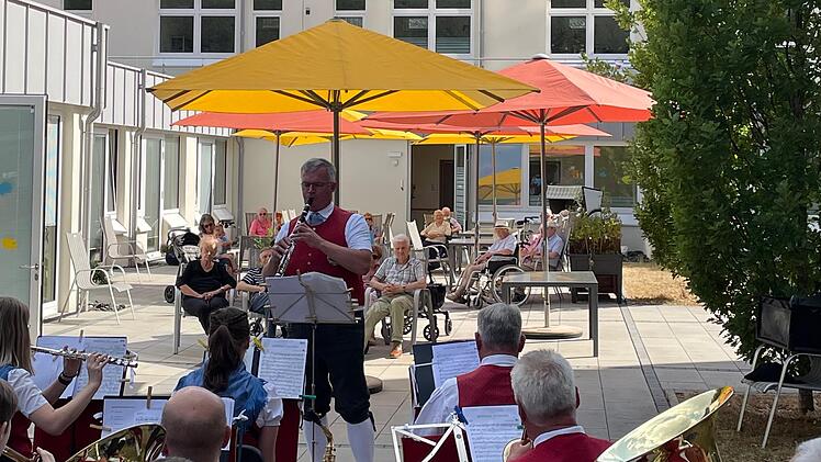Der Musikverein Kothen  spielte für Seniorinnen und Senioren des Kurstifts auf. Und er kommt wieder. Foto: Hans-Karl Diederich