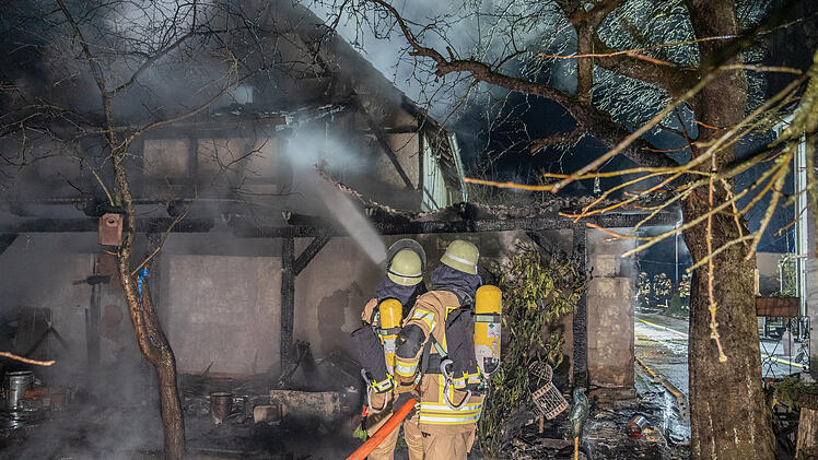 Lauter Knall weckt Anwohner in der Silvesternacht: Scheune in Dorgendorf bei Baunach geht in Flammen auf