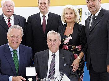 Die jüngste Ehrung für seine Verdienste fand erst vor kurzem statt: Innenminister Joachim Herrmann überreichte  Reinhard Leutner im Juli (vorne, von links) die kommunale Verdienstmedaille in Gold. Dahinter von links Regierungspräsident Wilhelm Wenning, Landrat Christian Meißner, Renate Leutner und Bürgermeister Jürgen Kohmann. Foto: Landratsamt