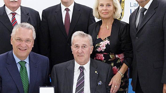 Die jüngste Ehrung für seine Verdienste fand erst vor kurzem statt: Innenminister Joachim Herrmann überreichte  Reinhard Leutner im Juli (vorne, von links) die kommunale Verdienstmedaille in Gold. Dahinter von links Regierungspräsident Wilhelm Wenning, Landrat Christian Meißner, Renate Leutner und Bürgermeister Jürgen Kohmann. Foto: Landratsamt
