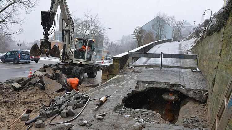 Sperrung Maienbrunnen: Ergänzend hierzu wird die Schweinfurter Straße unterhalb der Stützmauer halbseitig gesperrt. Die Umleitung erfolgt über den Abtsberg. Die Grundstücke und Häuser im Umfeld bleiben während der Baumaßnahme erreichbar. Foto: Ronald Rinklef