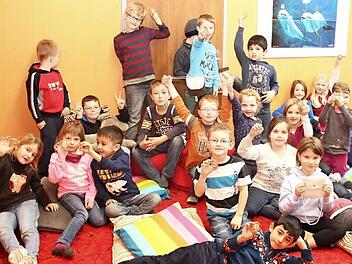 Stolz zeigen die Kinder ihre Glückssteine und einige der Brustbeutel, die sie selbst gemacht haben.  Foto: Johanna Blum