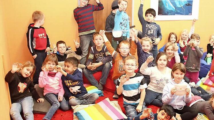 Stolz zeigen die Kinder ihre Glückssteine und einige der Brustbeutel, die sie selbst gemacht haben.  Foto: Johanna Blum