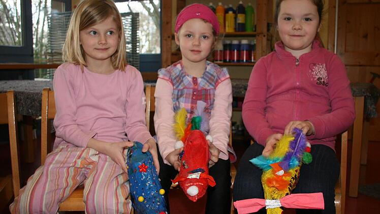 Klara hat viele kleine Gitzerstein aufgeklebt, Sophie mit einer Schleife gearbeitet und Eljana den längsten Schuh der ganzen Ausstellung gebastelt. Foto: Daniela Röllinger