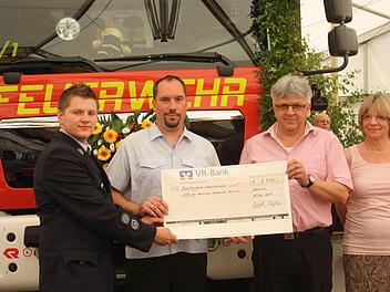 Einen Scheck von 2700 Euro übergab die Firma Schüssler an die "Helfer vor Ort" (von links): der Kommandant der Freiwilligen Feuerwehr Zeitlofs, Matthias Hauke, Leiter der HvO, Torsten Hereth, Norbert und Christina Schüssler. Foto: Firma Schüssler