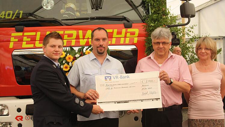 Einen Scheck von 2700 Euro übergab die Firma Schüssler an die "Helfer vor Ort" (von links): der Kommandant der Freiwilligen Feuerwehr Zeitlofs, Matthias Hauke, Leiter der HvO, Torsten Hereth, Norbert und Christina Schüssler. Foto: Firma Schüssler