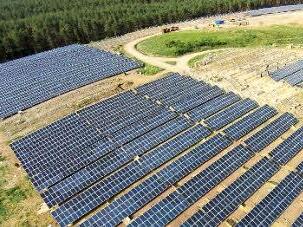Auf dem ehemaligen Militärgelände, auf den zugeschütteten Bunkern, wird das Sonnenkraftwerk errichtet. Foto: Naturstrom