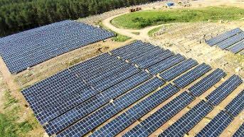 Auf dem ehemaligen Militärgelände, auf den zugeschütteten Bunkern, wird das Sonnenkraftwerk errichtet. Foto: Naturstrom