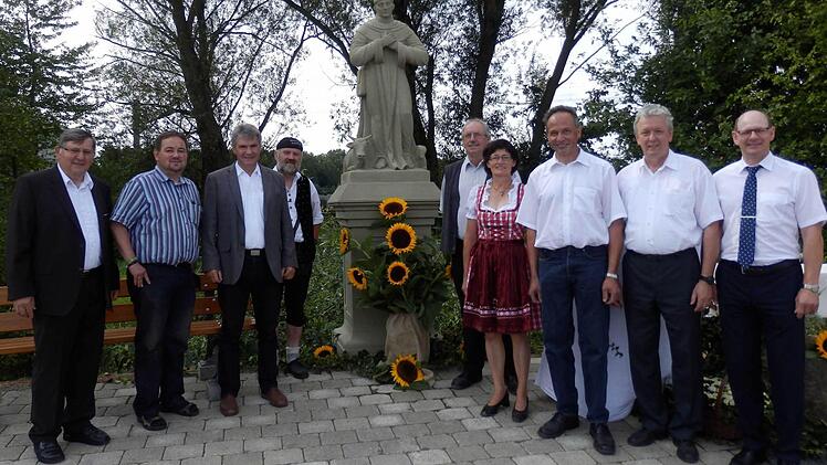 Die zahlenden Landwirte (von links): Helmut Wohlleber, Franz Diehm, Robert Hetterich, Wolfgang und Imelda Hetterich, Peter Pottler und Alex Brunner, mit Pfarrer Michael Erhart (Zweiter von links) und 1. Bürgermeister Thomas Stadelmann (rechts) vor der Wendelin-Statue Foto: Brigitte Hamm