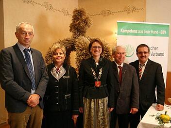 Eher Düstere Mienen bei den Bauern: BBV-Direktor Wilhelm Böhmer, Landesbäuerin Anneliese Göller, BBV-Kreisobmann Heinrich Faatz, BBV-Kreisgeschäftsführer Werner Nützel (von links) mit Königsfelds Bürgermeisterin Gisela Hofmann (Mitte) Foto: Werner Baier