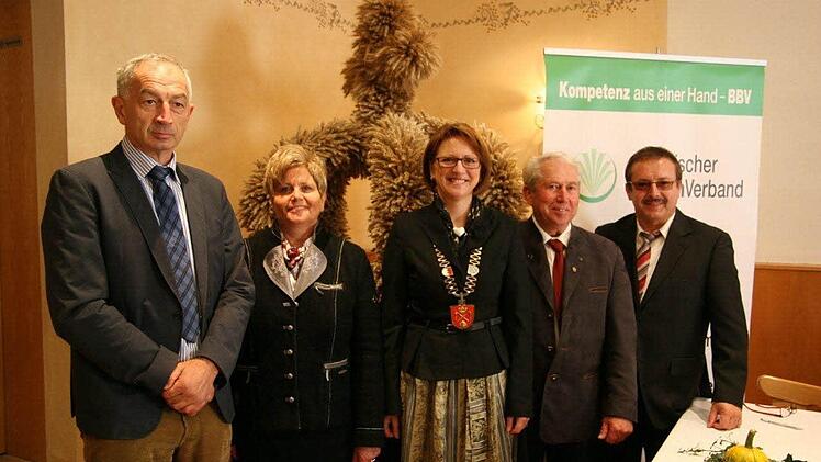 Eher Düstere Mienen bei den Bauern: BBV-Direktor Wilhelm Böhmer, Landesbäuerin Anneliese Göller, BBV-Kreisobmann Heinrich Faatz, BBV-Kreisgeschäftsführer Werner Nützel (von links) mit Königsfelds Bürgermeisterin Gisela Hofmann (Mitte) Foto: Werner Baier