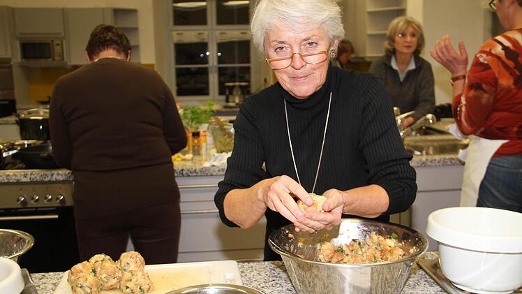 Rund und fest muss er sein, der Semmelknödel damit er später seine Form behält.  Foto: Gerda Völk