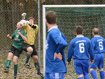 Alles in Ordnung? Die drei Maßbacher Spieler mussten keine Angst haben. Fast 90 Minuten hielt ihr Keeper David Ziegler, im Bild gegen den Weichtunger Stefan Denner, seinen Kasten sauber. Fast 90 Minuten. Dann schlug Weichtungen zweimal zu. Foto: ssp