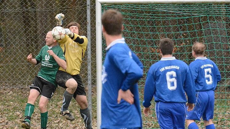 Alles in Ordnung? Die drei Maßbacher Spieler mussten keine Angst haben. Fast 90 Minuten hielt ihr Keeper David Ziegler, im Bild gegen den Weichtunger Stefan Denner, seinen Kasten sauber. Fast 90 Minuten. Dann schlug Weichtungen zweimal zu. Foto: ssp