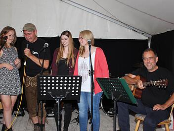 Die "Biengarten Chickens" Annelies, Amelie und Lena (von links) mit "Cappo" Bernd Schwarz (links) und Weizen-Wolfgang Foto: Evi Seeger