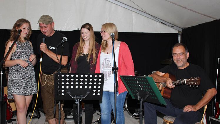 Die "Biengarten Chickens" Annelies, Amelie und Lena (von links) mit "Cappo" Bernd Schwarz (links) und Weizen-Wolfgang Foto: Evi Seeger