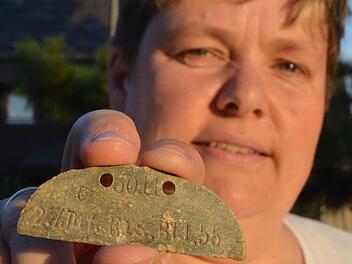 Kerstin D. hat die Hälfte einer Erkennungsmarke bei der Gartenarbeit gefunden. Foto: Rainer Lutz