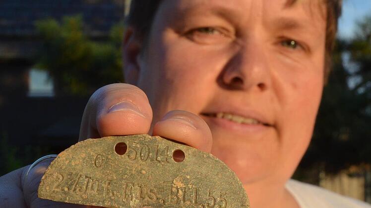 Kerstin D. hat die Hälfte einer Erkennungsmarke bei der Gartenarbeit gefunden. Foto: Rainer Lutz