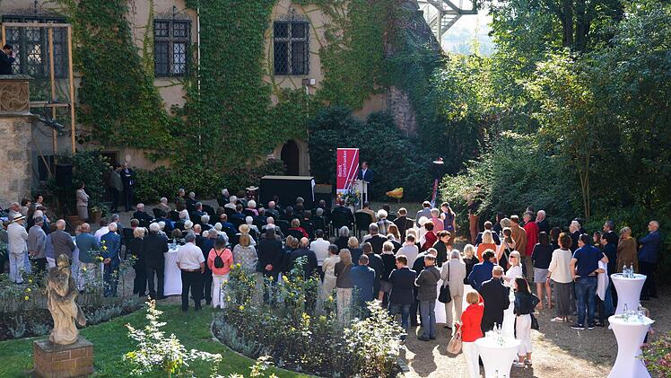 Der Innenhof des Aschacher Schlosses bot eine stimmungsvolle Kulisse für den Kulturempfang des Bezirks Unterfranken. Fotos: Björn Hein