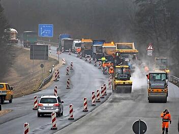 Auf der B 505 bei Pommersfelden laufen in diesen Tagen die letzten Sanierungsarbeiten.  Foto: Andreas Dorsch
