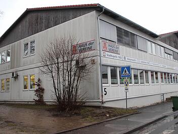 Im Haus der Vereine in der Kerschensteinerstraße in Höchstadt gibt es keine Zentralheizung, sondern nur alte Elektrostrahler. Genutzt wird das Gebäude von Mittelschule, Kunstschule, Stadtkapelle, Liederkranz, Musketieren, Verkehrswacht, Schachclub und Amateurfunkern.  Foto: Christian Bauriedel