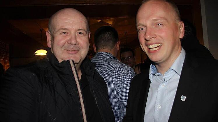 Unternehmer Stefan Wicklein (links) gratuliert dem neuen Bürgermeister. Foto: Veronika Schadeck