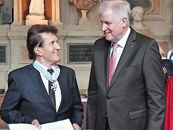 IHK-Präsident Friedrich Herdan empfängt von Ministerpräsident Horst Seehofer den Verdienstorden.  Foto: Bayerische Staatskanzlei/Rolf Poss