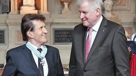 IHK-Präsident Friedrich Herdan empfängt von Ministerpräsident Horst Seehofer den Verdienstorden.  Foto: Bayerische Staatskanzlei/Rolf Poss
