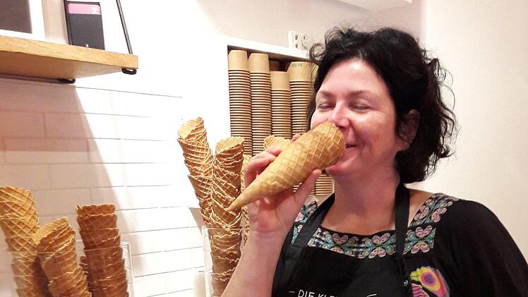 Genießerin: Josee Boucher kauft die Eiswaffeln in Frankreich. Foto: I. Fenn-Nebel