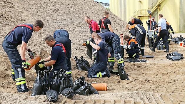 Im praktischen Teil wurde der Umgang mit Sandsackfüllgeräten sowie das richtige Füllen der Sandsäcke geübt.