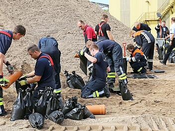 Im praktischen Teil wurde der Umgang mit Sandsackfüllgeräten sowie das richtige Füllen der Sandsäcke geübt.