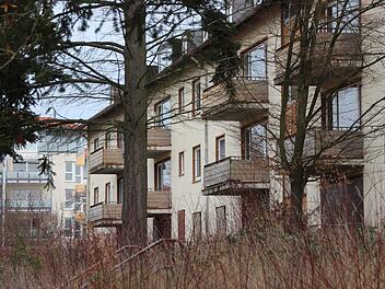 Das letzte noch nicht sanierte Wohnhaus in der früheren US-Wohnsiedlung in der Schurzstraße soll demnächst verkauft werden. Foto: Benedikt Borst