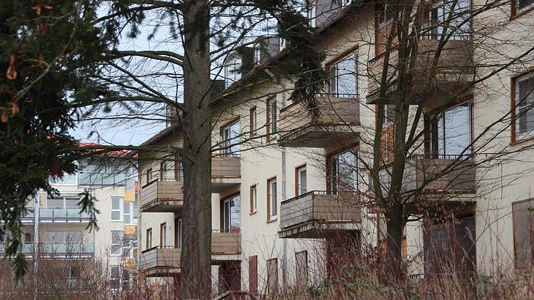 Das letzte noch nicht sanierte Wohnhaus in der früheren US-Wohnsiedlung in der Schurzstraße soll demnächst verkauft werden. Foto: Benedikt Borst