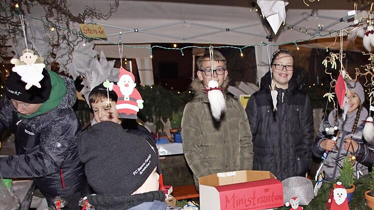 Selbstgebasteltes und Zuckerwatte boten die Schleichacher Ministranten beim Sternlesmarkt an. Am späteren Nachmittag besserte sich das Wetter und der Sternlesmarkt war doch noch gut besucht.  Foto: sw