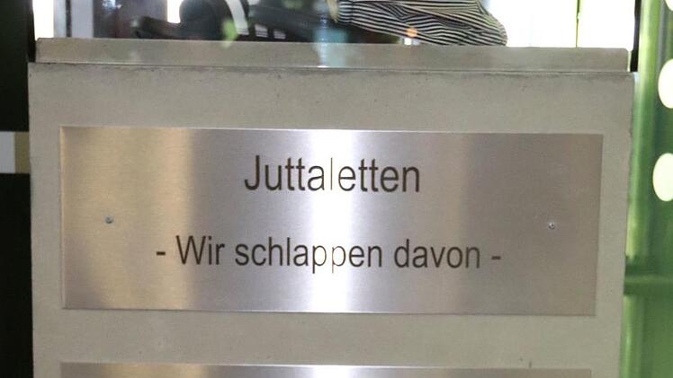 Ein Andenken von den Schülern: Die "Juttaletten" und eine Corona-Maske.