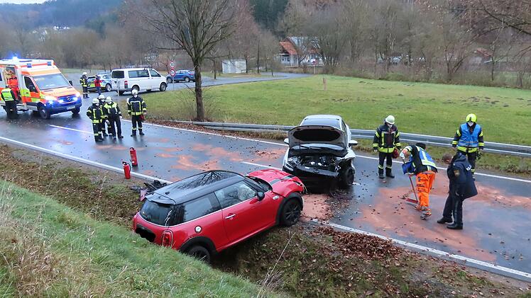 Trebgast: Schwerer Verkehrsunfall mit Hubschraubereinsatz - zwei verletzte Personen