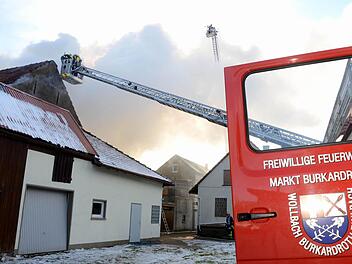 Bei einem Großbrand in Langenleiten war unter anderem die Burkardrother Feuerwehr im Einsatz. Foto: Peter Rauch/Archiv