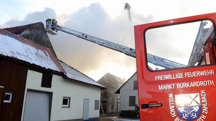 Bei einem Großbrand in Langenleiten war unter anderem die Burkardrother Feuerwehr im Einsatz. Foto: Peter Rauch/Archiv