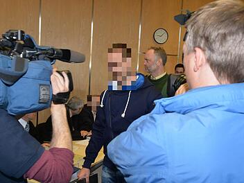 In seinem Wohnhaus wurde Wolfgang R. im Dezember 2013 brutal erschlagen. Drei Männer und eine Frau sitzen seit Mittwoch in Coburg auf der Anklagebank.  Foto: Ronald Rinklef
