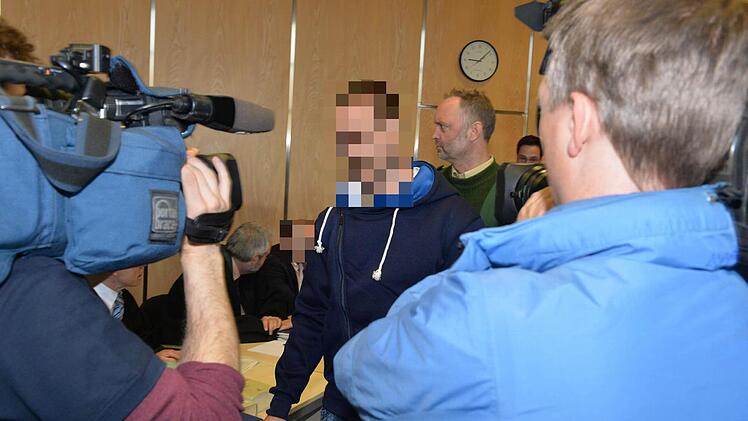 In seinem Wohnhaus wurde Wolfgang R. im Dezember 2013 brutal erschlagen. Drei Männer und eine Frau sitzen seit Mittwoch in Coburg auf der Anklagebank.  Foto: Ronald Rinklef