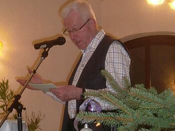 Mundartautor Wilhelm Wolpert sorgte für Schmunzeln und Nachdenken bei der Adventsfeier des Rhönclub-Zweigvereins Bad Brückenau. Foto: Rhönklub-Zweigverein
