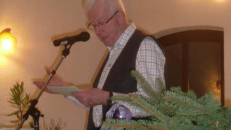 Mundartautor Wilhelm Wolpert sorgte für Schmunzeln und Nachdenken bei der Adventsfeier des Rhönclub-Zweigvereins Bad Brückenau. Foto: Rhönklub-Zweigverein