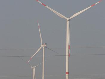 Zwischen Poppenlauer und Althausen sind jetzt nur noch drei statt vier Windräder geplant. Symbolfoto: Paul Ziegler