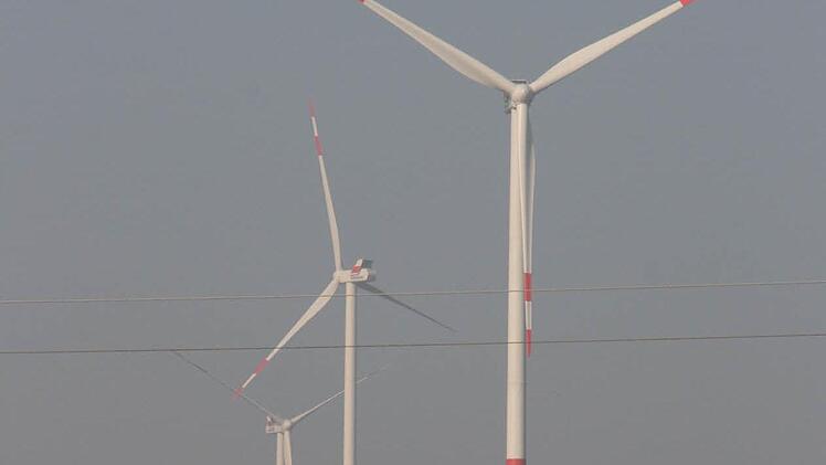 Zwischen Poppenlauer und Althausen sind jetzt nur noch drei statt vier Windräder geplant. Symbolfoto: Paul Ziegler