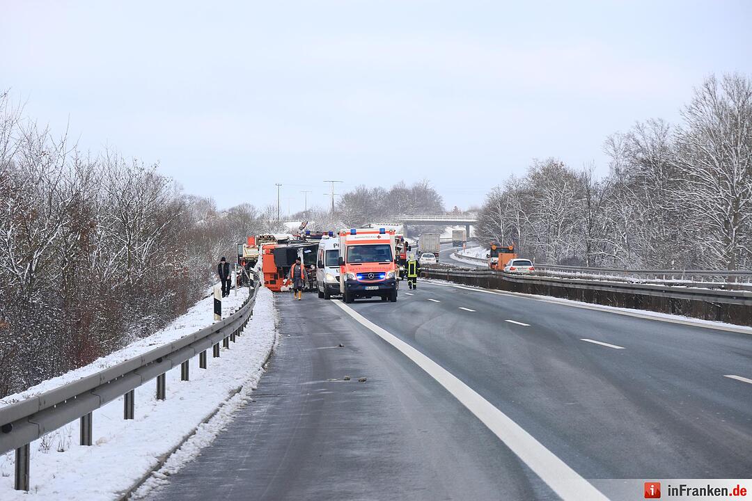 Lkw-Unfall auf A70: Bagger kippt auf Fahrbahn