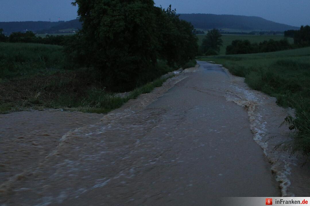 Unwetter in Mittelfranken: Überschwemmung, Blitzschlag, Straßenschäden