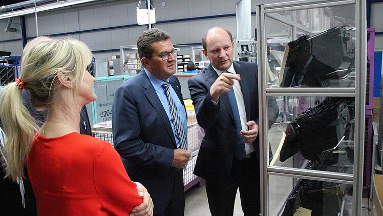 Wolfgang Beer (rechts) zeigte Staatssekretär Pschierer die Kunststoffteile, die für die Automobilindustrie hergestellt werden.  Foto: Friedwald Schedel